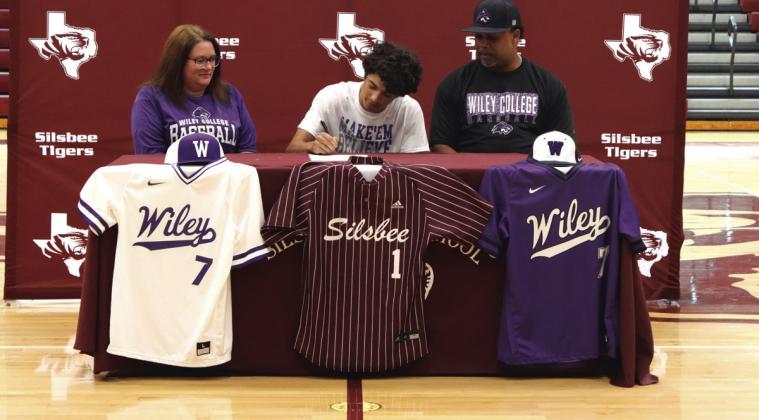 Washington signs to play baseball at Wiley College