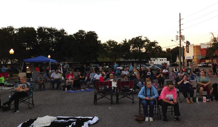Members of the Silsbee community gathered outside the library for movie night on Saturday, Oct. 1. Photo Courtesy of Pam Hartt